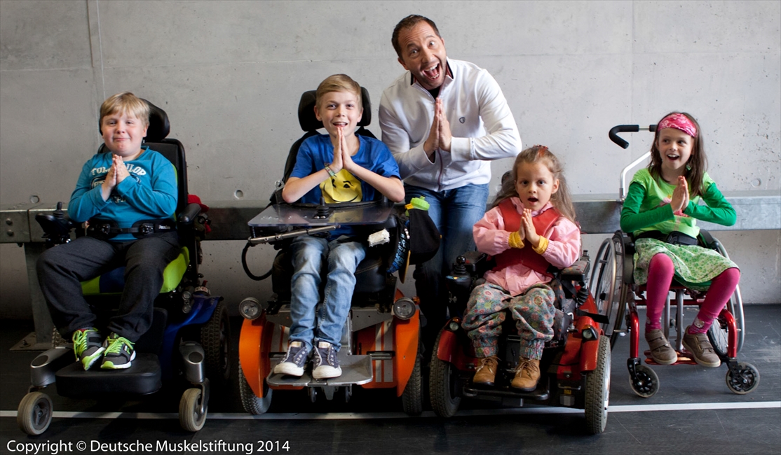 DJ BoBo mit SMA-Kindern
