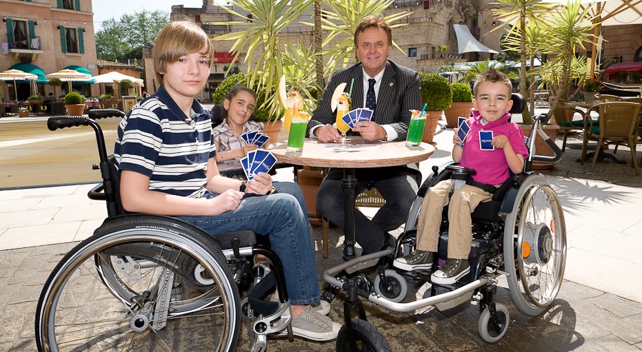 Roland Mack mit SMA-Kindern