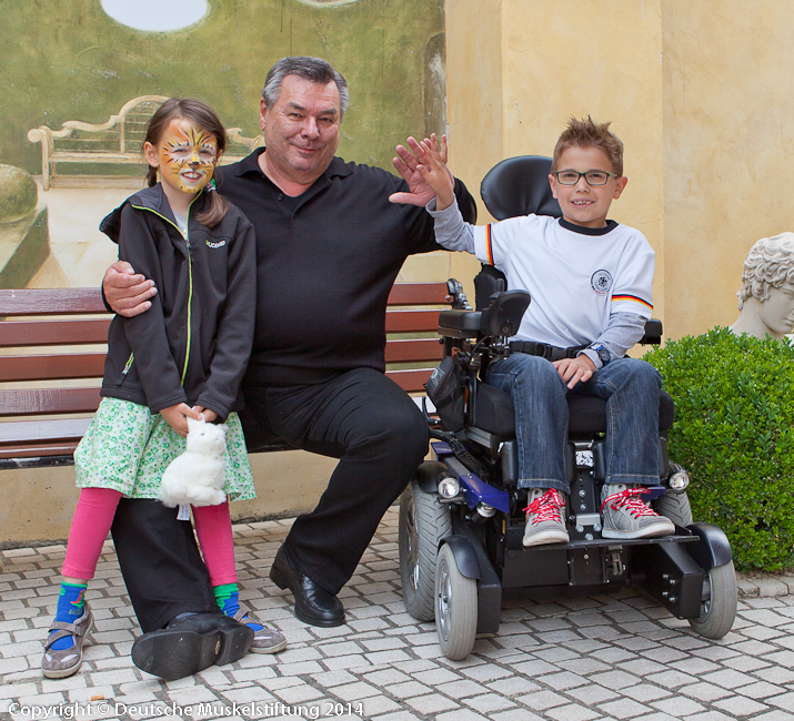 Waldi Hartmann mit SMA-Kindern und Erwachsenen